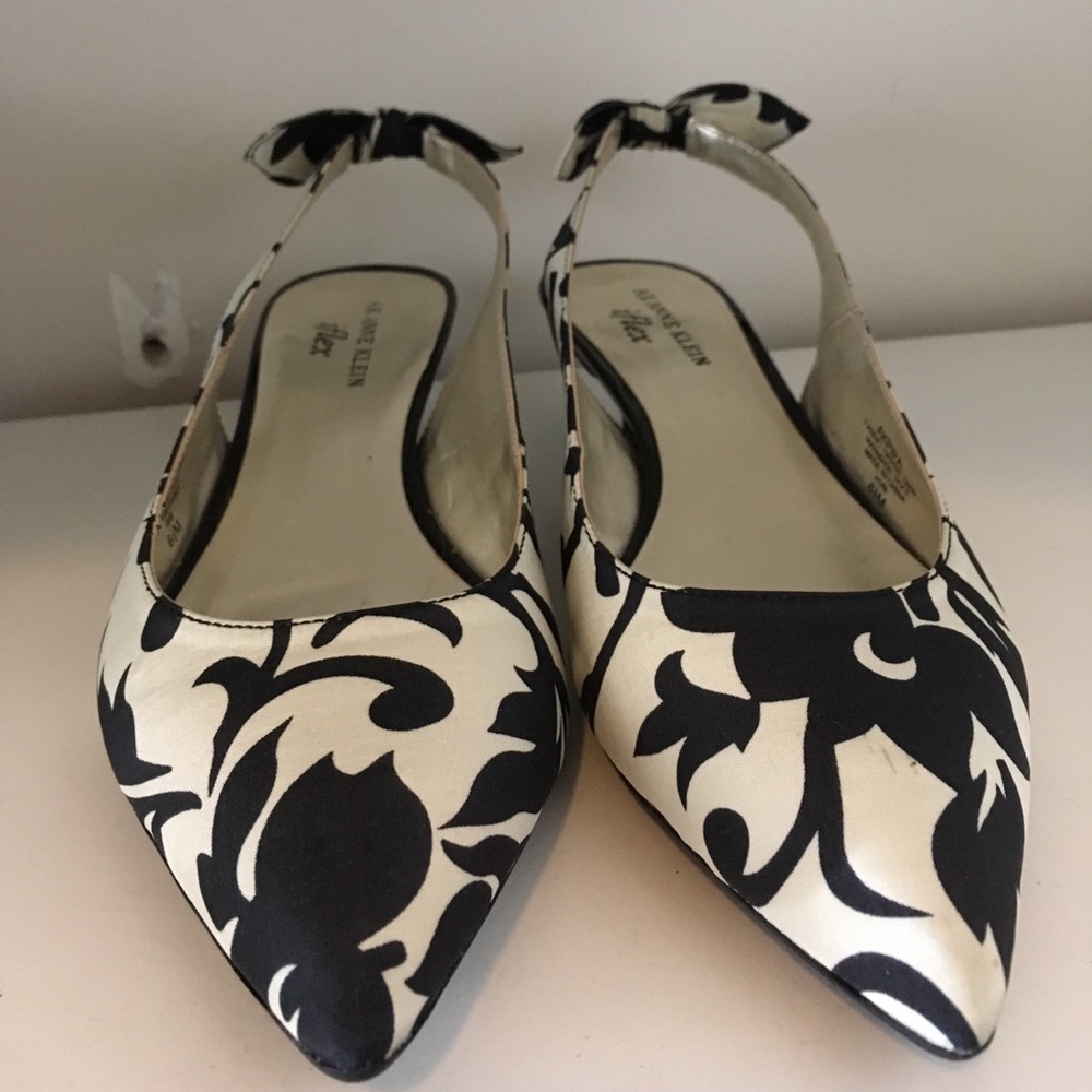 Black and white printed kitten heels